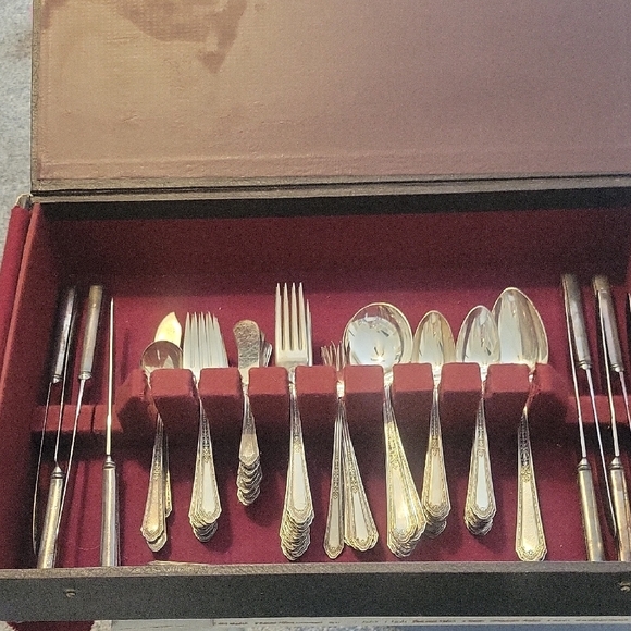 99 pc Super Plate Holmes & Edwards inlaid Silver Flatware Set. Original box - Picture 4 of 8